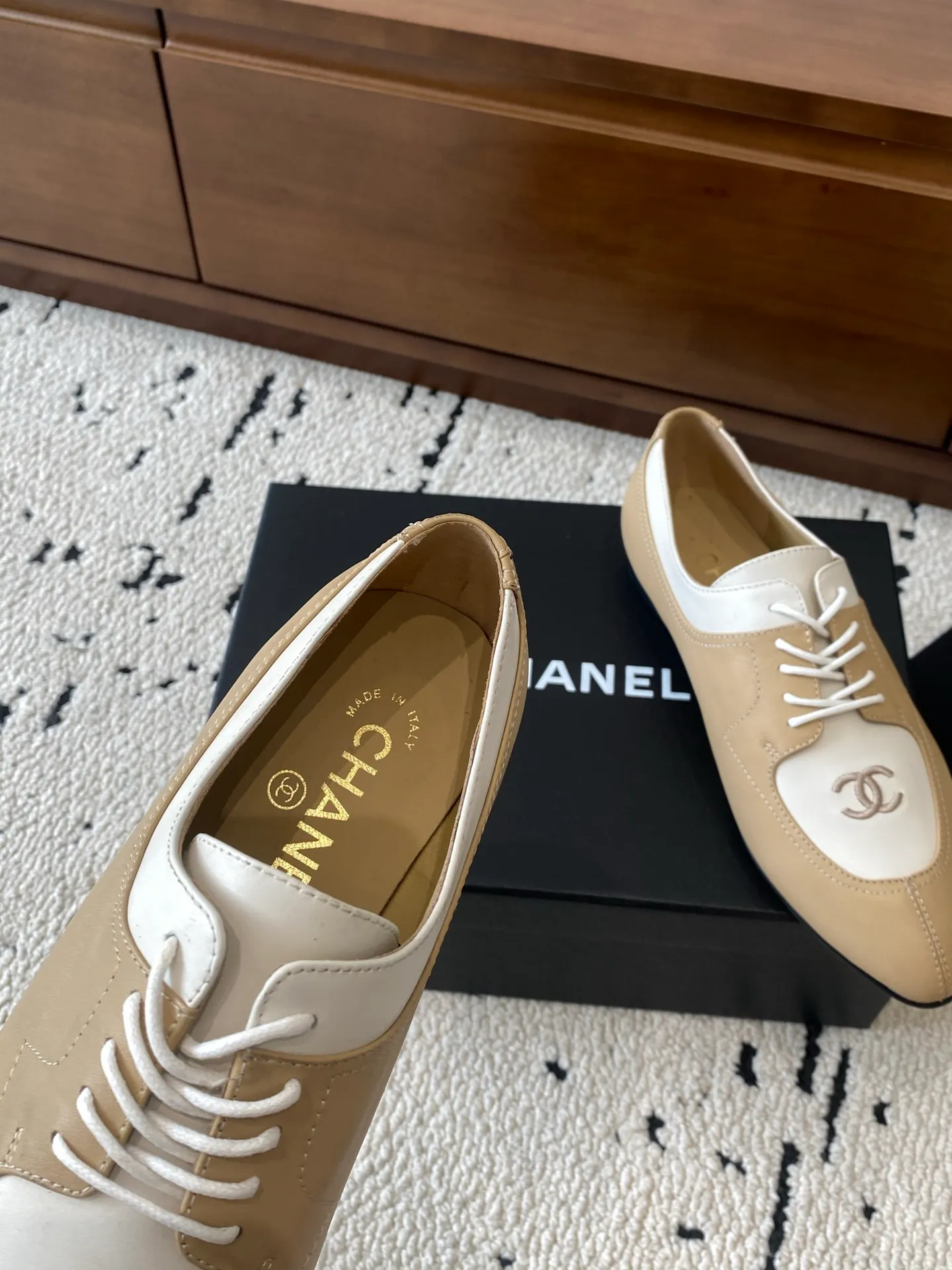 👟👟Ex-factory price 580👟👟 🍀CHANEL｜Chanel Xiaoxiang 25C new autumn and winter products, pointed-toe flat-soled deep-mouth shoes, full of retro style, elegant shoe shape, very pleasing to look at. The pointed toe makes the feet become thinner and looks slender. The classic double-C electric alluring design is particularly fashionable and elegant. The upper is made of top calf patent leather and the lining is silk sheepskin. It is super comfortable. Italian imported cowhide leather outsole. Size: 35-39 (customized 40/41) 👉 👉 👉 Buy now 👉 Buy now 👉